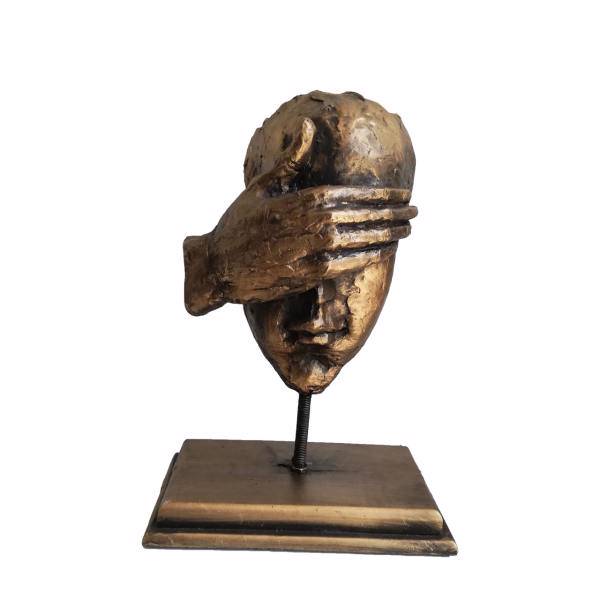 مجسمه ریما کالا طرح دست روی چشم